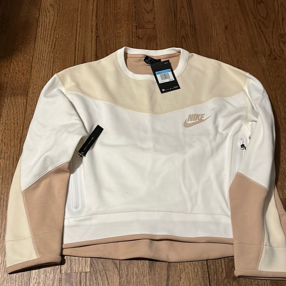 Nike Tops - Nike sweatshirt